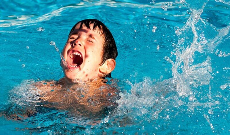 Chiêm bao thấy mình cứu trẻ con chết đuối
